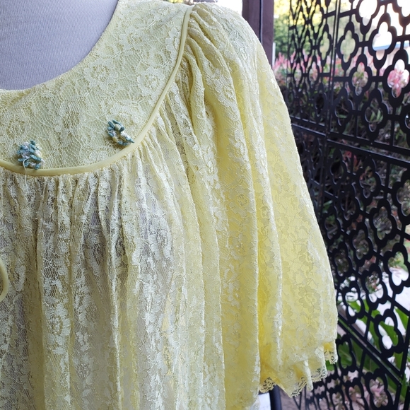 Vintage Robe | Peignoir | Canary Yellow Lace - Picture 2 of 4